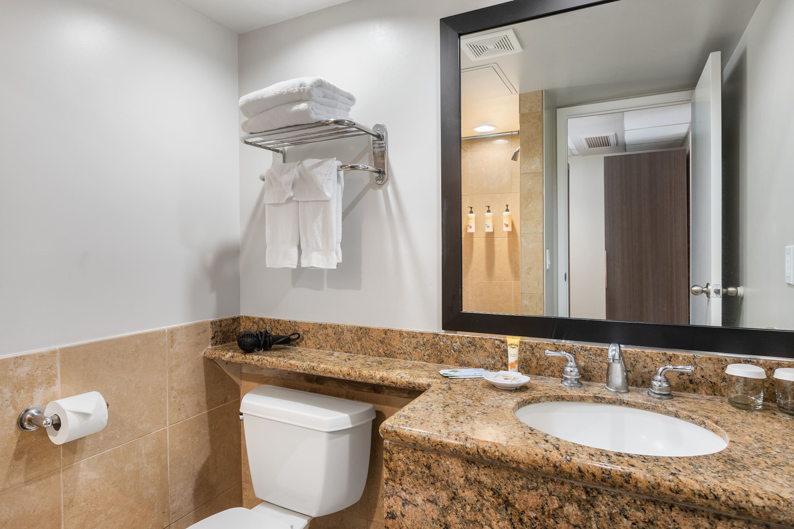Condo in Honolulu · ★4.76 · 1 bedroom · 1 bed · 1 shared bath - Image 13