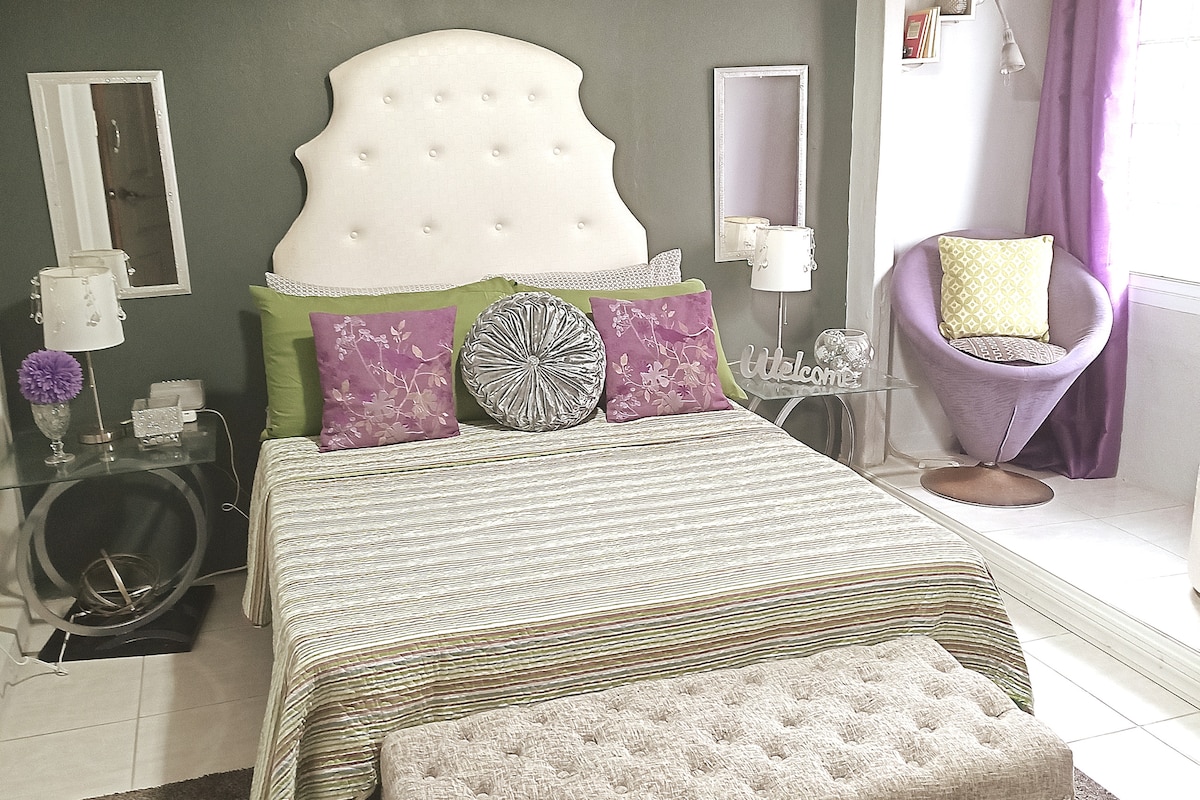 Een comfortabele en gastvrije slaapkamer met veel opbergruimte, sfeerverlichting en studiehoek.  Altijd schoon en voorbereid op gasten