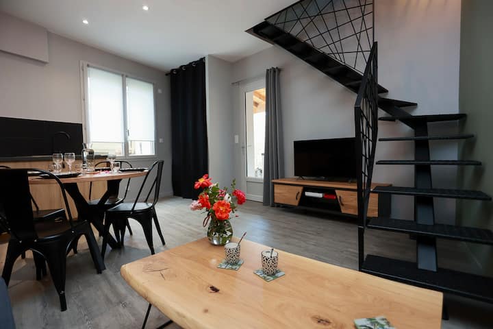 Espace salon avec du mobilier sur-mesure, tv connectée et wifi.
l'escalier dessert la chambre et la salle de bain.