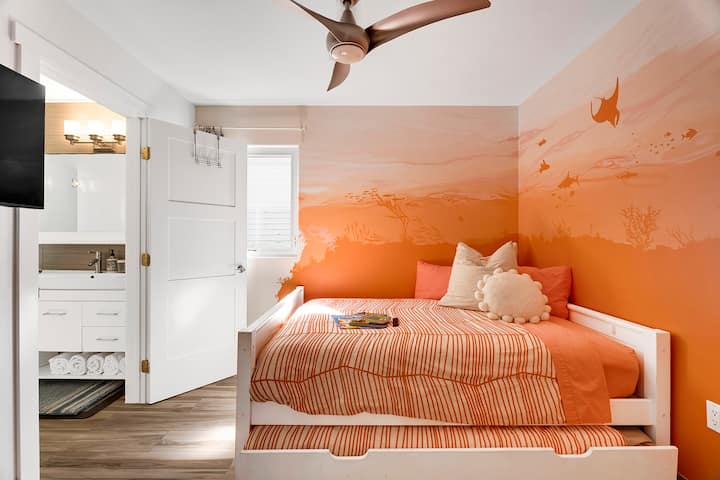 Конфигурација на Џек и Џил.  Оваа соба се вика Џил и има кревет со целосна големина и брачен кревет (широк 150-179 см).