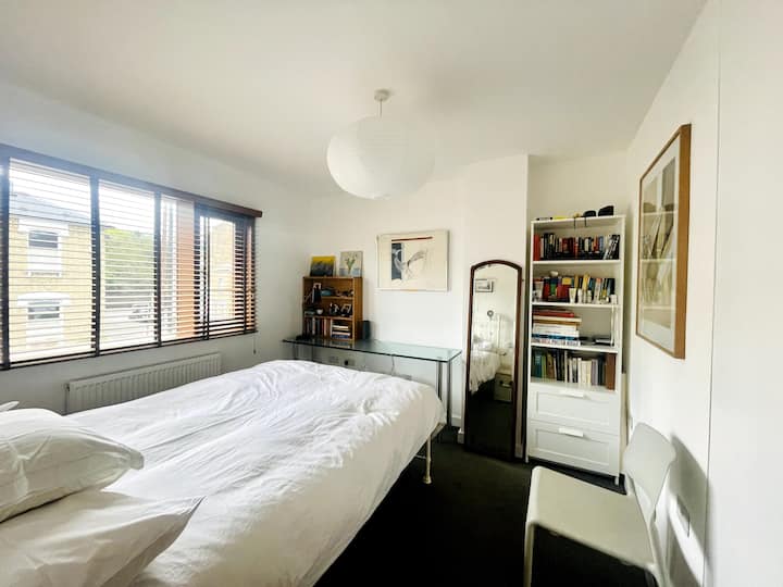 Sunny Room In Highbury - London