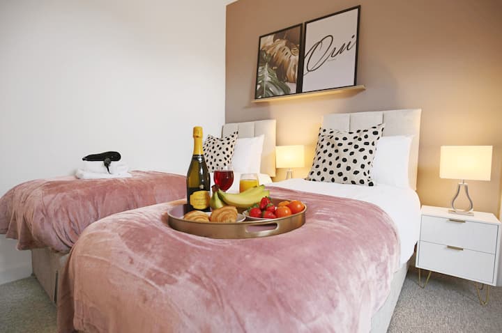 2. spavaća soba ima udoban zip link krevet koji je prema zadanim postavkama konfiguriran kao dva kreveta za jednu osobu ili se može spojiti kako bi na zahtjev bio bračni krevet