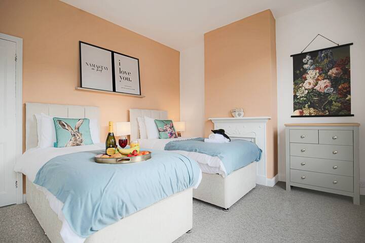 Spavaća soba 1 ima udoban zip link krevet koji je prema zadanim postavkama konfiguriran kao dva kreveta za jednu osobu ili se može spojiti kako bi na zahtjev bio bračni krevet