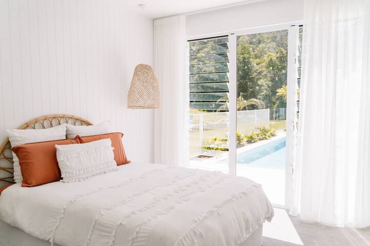 Hidden Gem on private 1.5 acres gallery image 5