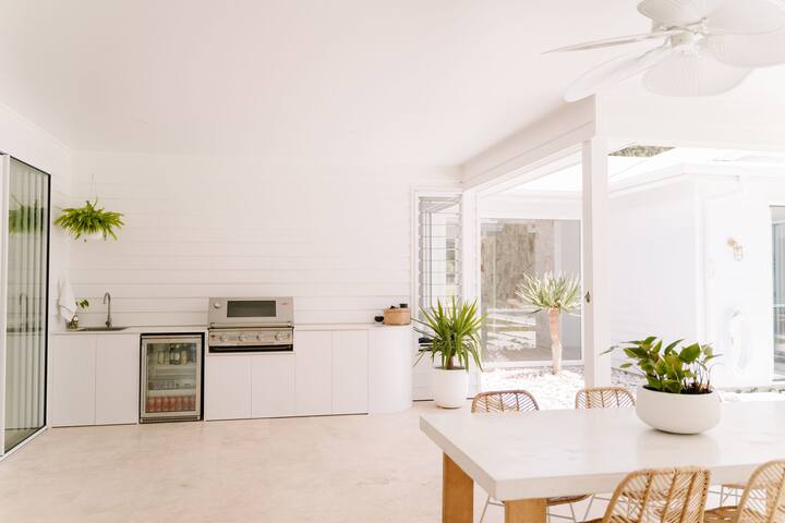 Hidden Gem on private 1.5 acres gallery image 4