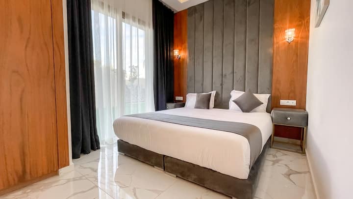 غرفة النوم الثانية في فيلا عليا نظيفة ومشرقة.