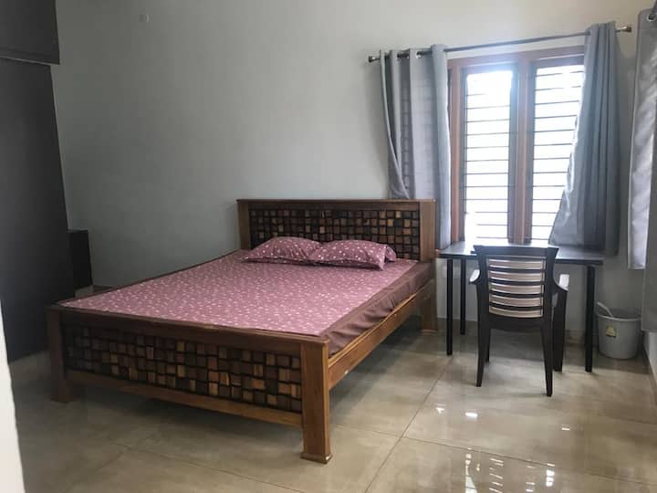 Spálňa 1 - 270 štvorcových stôp s manželskou posteľou King 