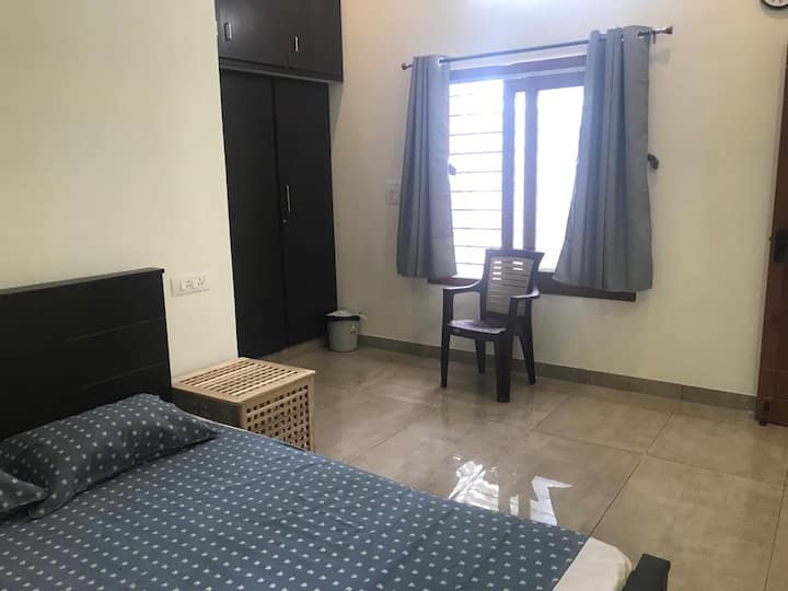 Spálňa 2 - 230 štvorcových stôp s manželskou posteľou 