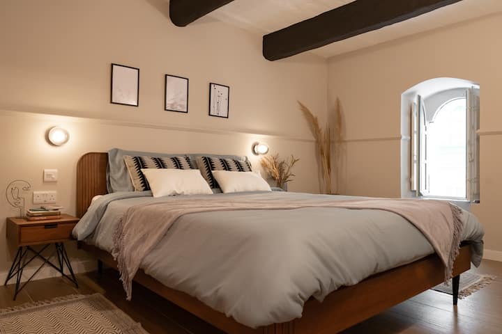 Rudi kwenye chumba cha kulala, sehemu tulivu na iliyopangwa kwa umakinifu iliyoundwa kwa ajili ya kupumzika, iliyo na kitanda chenye starehe, mashuka laini na mito. Pumzika kwa mwanga wa upole na ufurahie usingizi mzito na asubuhi za polepole wakati unakaa Valletta.