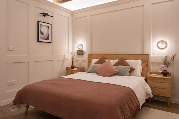 Rudi kwenye chumba cha kulala, sehemu tulivu na iliyopangwa kwa umakinifu iliyoundwa kwa ajili ya kupumzika, iliyo na kitanda chenye starehe, mashuka laini na mito. Pumzika kwa mwanga wa upole na ufurahie usingizi mzito na asubuhi za polepole wakati unakaa Valletta.