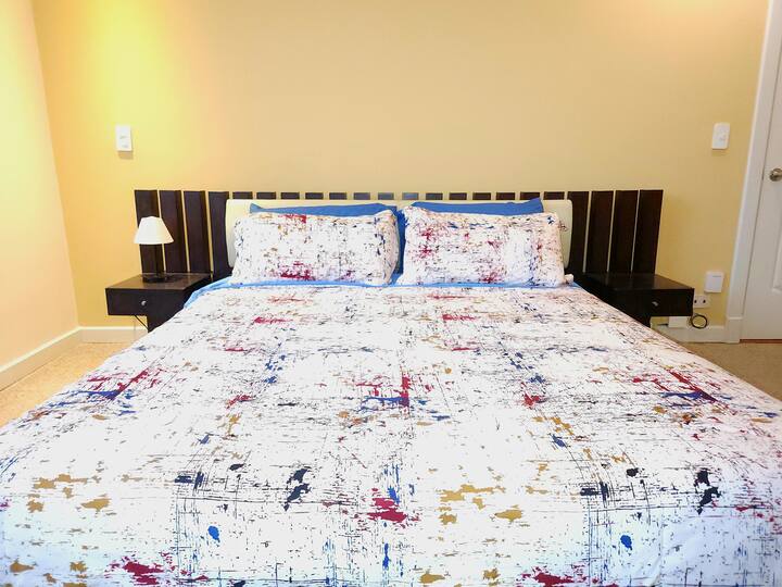 Dhomë gjumi master me një dhomë gjumi të rehatshme 2.5 plazas Queen Bed dhe linja krevati komode