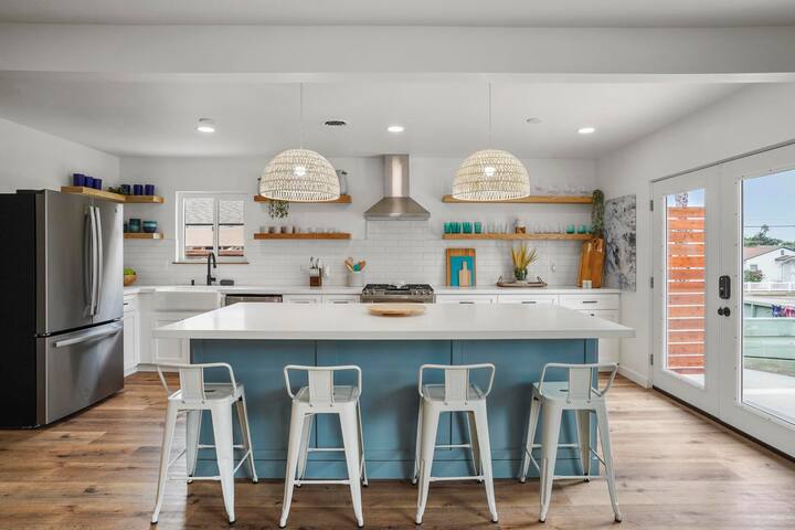 Spectacular Coastal Farmhouse 4BR in Ocean Beach! gallery image 4