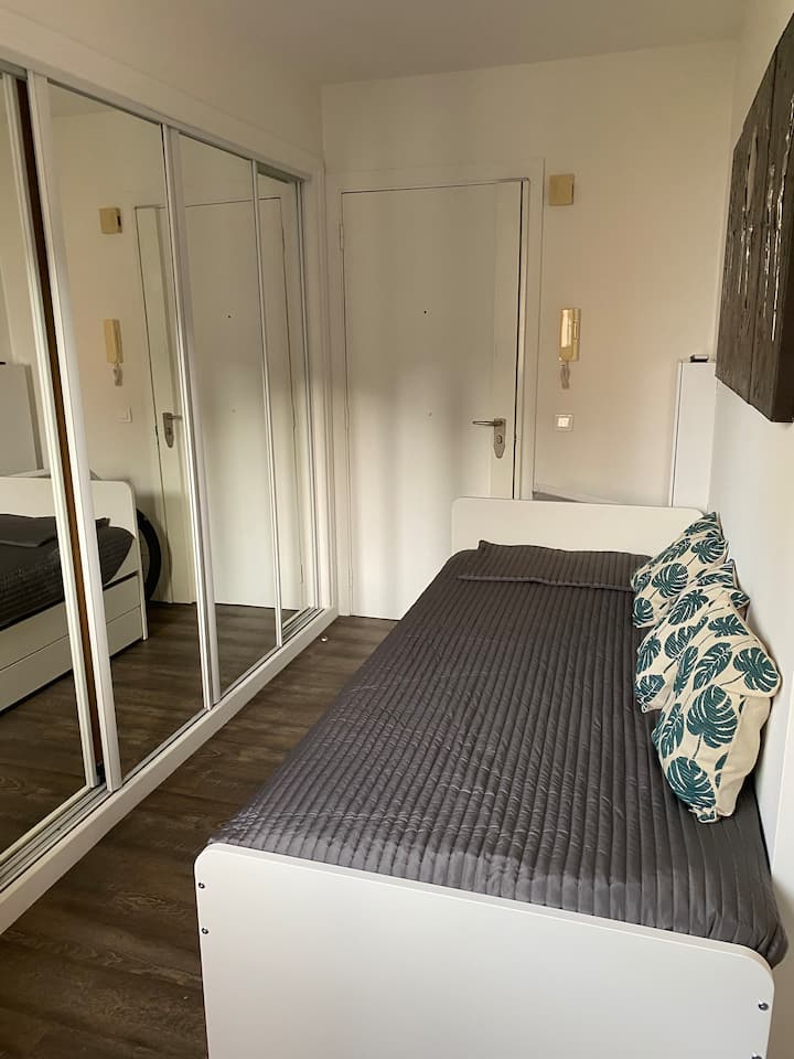 Ambienti i dhomës së gjumit