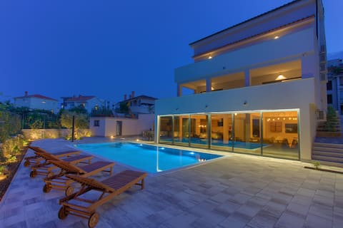 Elegant Villa Chiara with pool