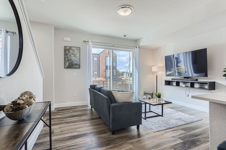 Modern 3-br Denver Stay That's Perfect For You! - Lakewood, CO
