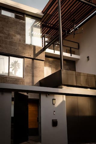 amplia casa acogedora con áreas verdes