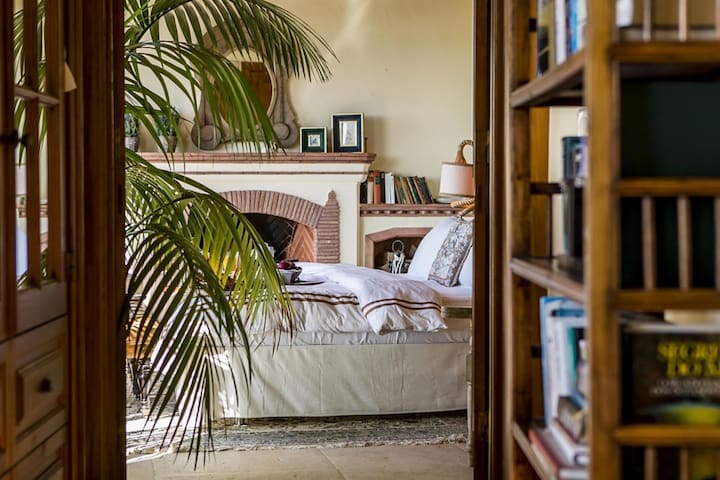 Cozy Christmas Villa, fireplace and magic sparkle