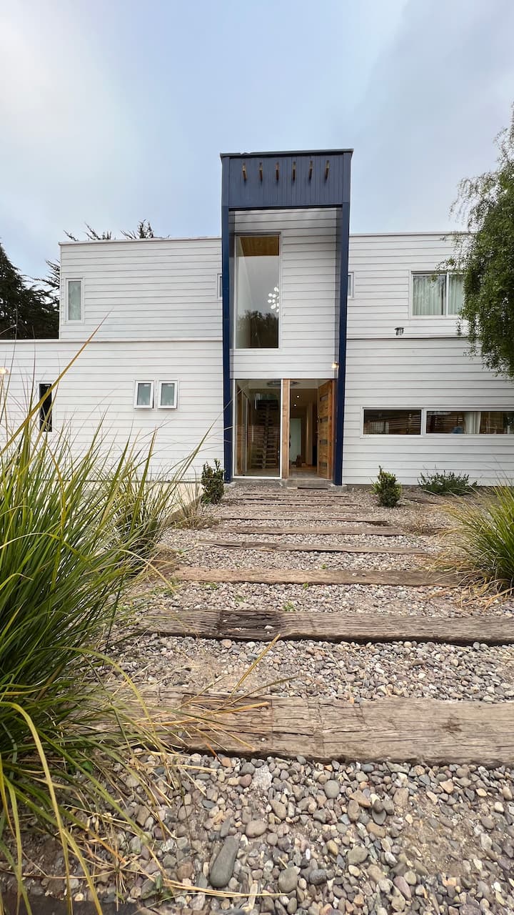 Beautiful family home with a pool, close to the sea.