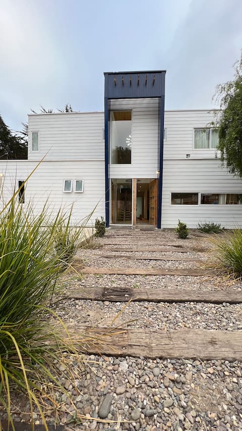 Beautiful family home with a pool, close to the sea.