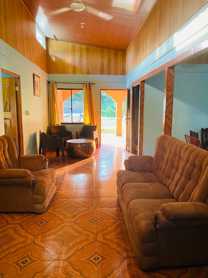 Casa De Campo El Ceiba-río Celeste Para 13personas - Costa Rica
