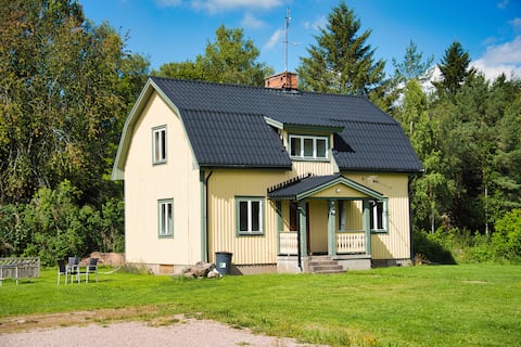Vacation home "gula huset" on the farm Lakene Ostgård