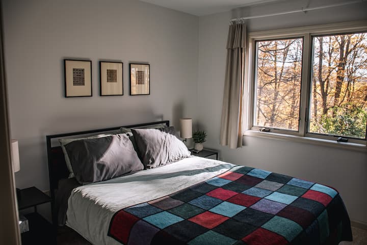 ห้องนอน 2: เตียงควีนไซส์ 1 หลัง