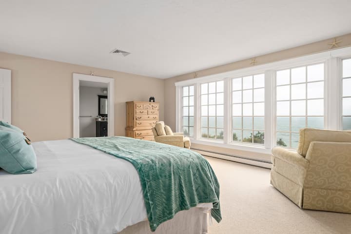 De hoofdslaapkamer heeft een weids uitzicht over de oceaan met een aangrenzend dubbel bad. Kingsize bed.