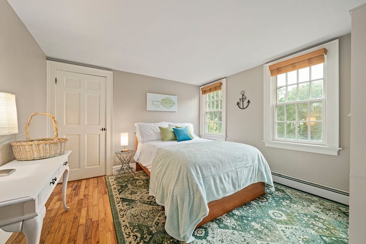 Slaapkamer op de eerste verdieping heeft een aangrenzende badkamer die kan worden gescheiden met schuifdeuren van de rest van de ruimte. Volledig bed.