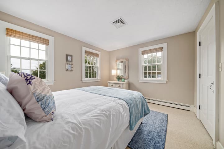 Slaapkamer op de tweede verdieping met queensize bed