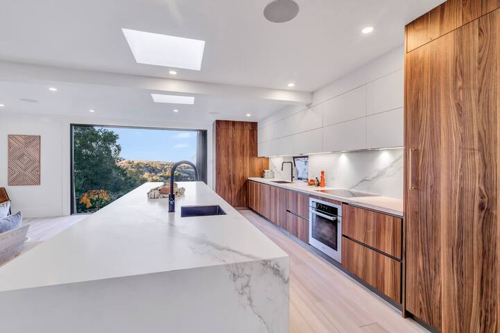 Stunning Luxurious Modern Los Altos Hills Villa gallery image 3