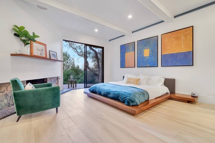 Stunning Luxurious Modern Los Altos Hills Villa gallery image 5