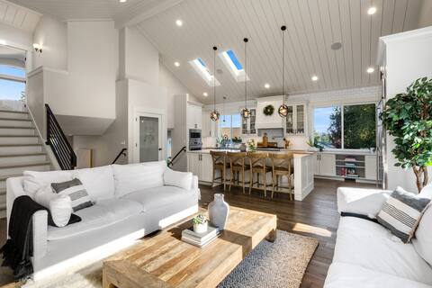 3600 SQ FT Luxury Martha Lake View Home w/Hot Tub