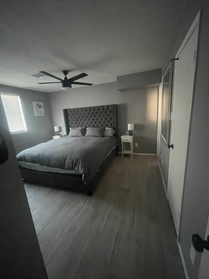 Ძირითადი საძინებელი რეგულირებადი საწოლის ჩარჩოთი მაქსიმალურად კომფორტისთვის. 