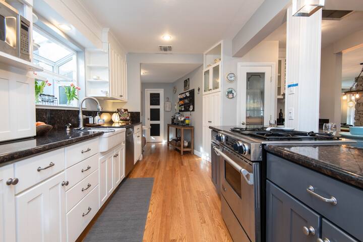 Charming gem next-door to Universal Studios gallery image 3