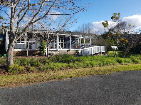 Oākura Beach Bach in Beautiful location