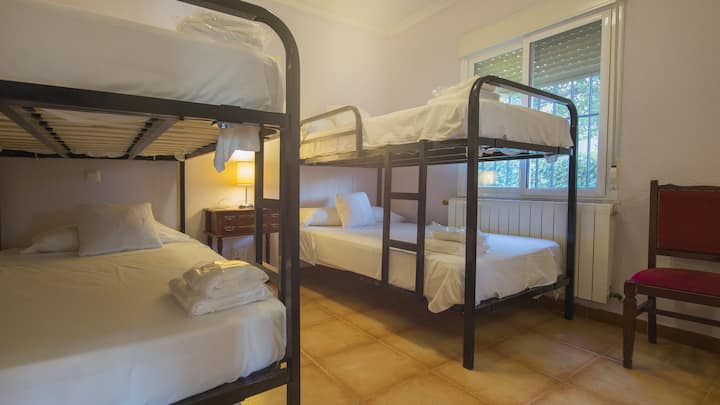 Chumba kilicho na vitanda vya ghorofa