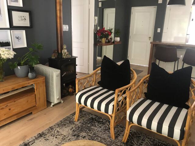 Adorable 2 bedroom home with private garden gallery image 2