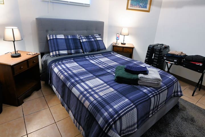 Საძინებელი №2 სრული საწოლით, ბარგის საკიდები და დასამუხტი სადგურები საწოლისპირა ლამპებზე!