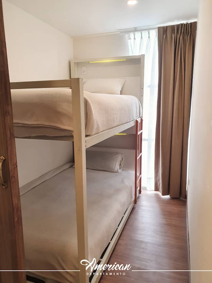 Chumba cha ziada:
Imewekwa na nyumba ya mbao ya kiwango cha 2. 
Kila kitanda kina mwanga wa kibinafsi wa LED, plagi. 
Picha haithaminiwi, lakini kitanda cha juu kina ukingo wa usalama ili kuepuka kuanguka, hii haikuwa imewekwa siku ya upigaji picha.