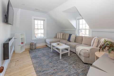 Top Airbnb: Coastal Oasis -walk to shops & sea in Marblehead