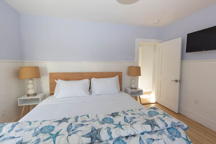 King Bedroom with 32" smart roku TV and desk