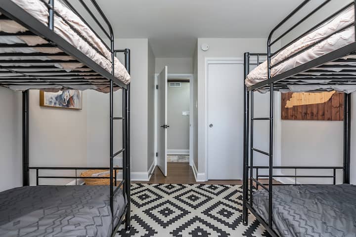 غرفة النوم! تحتوي على مجموعتين من الأسرة الفردية مع النوم لمدة 4 أشخاص