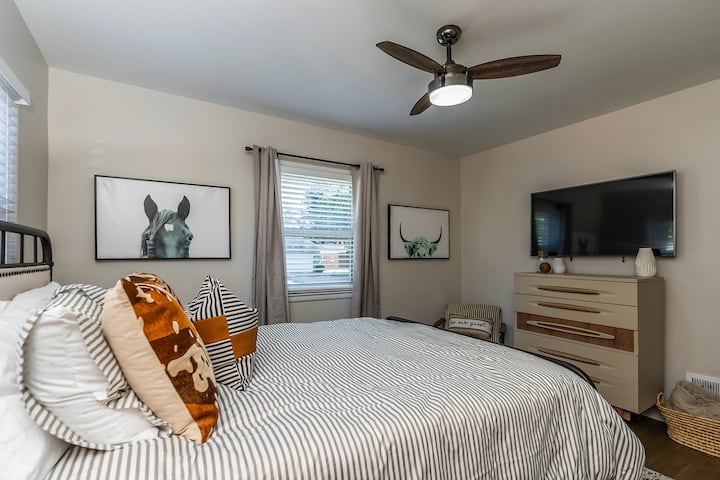 غرفة نوم كوين مع تلفزيون سامسونج ذكي 50بوصة ومروحة وخزانة ملابس. 