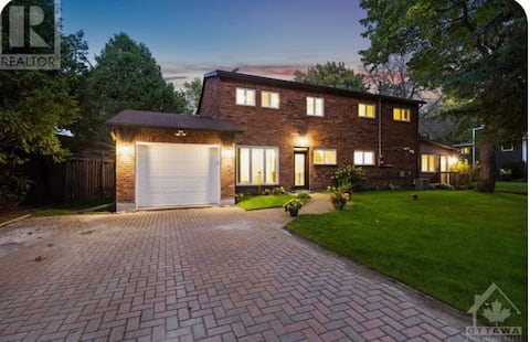 Waterfront cottage, indoor pool, hot-tub & sauna.