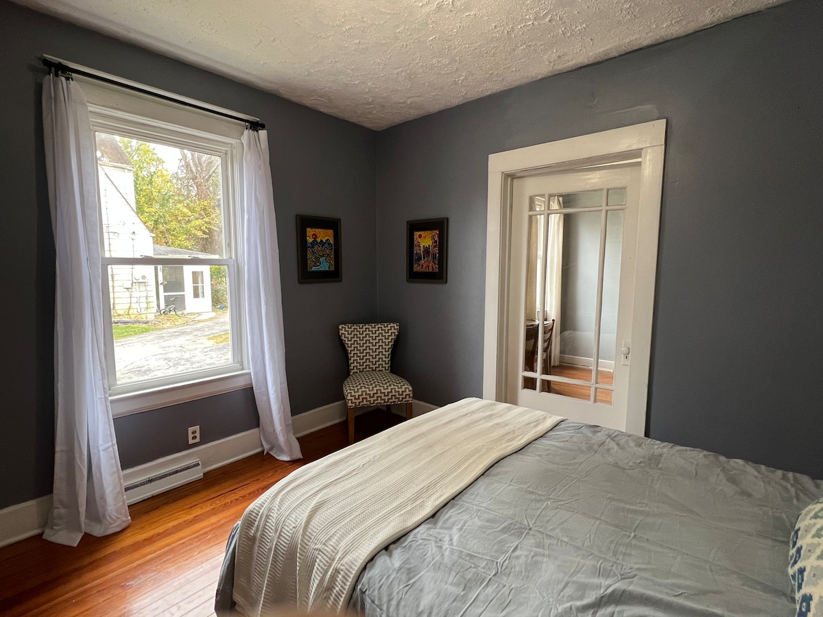 Mwonekano wa chumba cha kulala cha pili. Mlango unaelekea kwenye chumba cha nne cha kulala kilicho na vitanda vya ghorofa. Inafaa kwa familia.