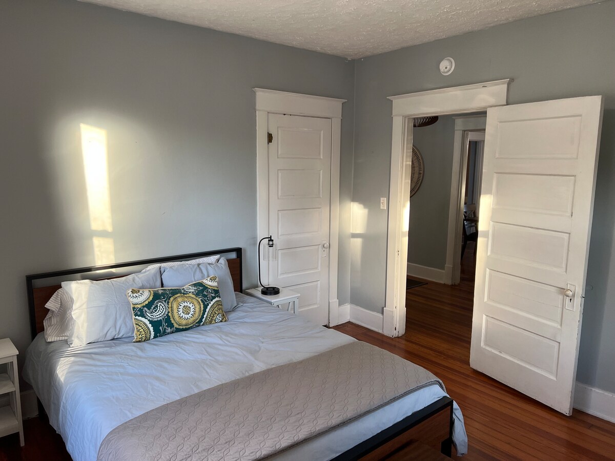 Chumba cha kulala cha malkia chenye mwonekano wa mtaa. Nje kuna maple nzuri.