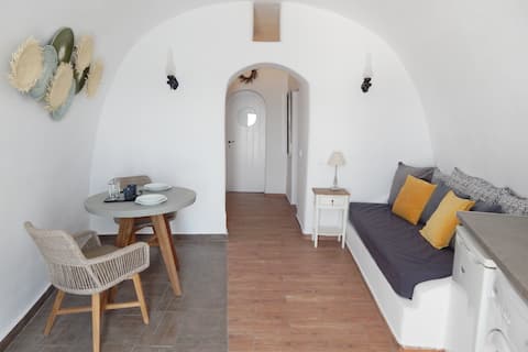 Successful Airbnb property: Aspa Caves apt with outdoor hot tub & caldera view in Δήμος Θήρας
