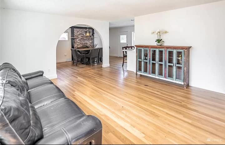 Spacious 4brhome Near Seatac Hospitals Sleeps 10+ - SeaTac, WA