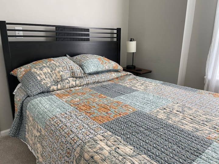 ห้องนอนพร้อมฟูกนอนขนาดควีนไซส์ Nectar