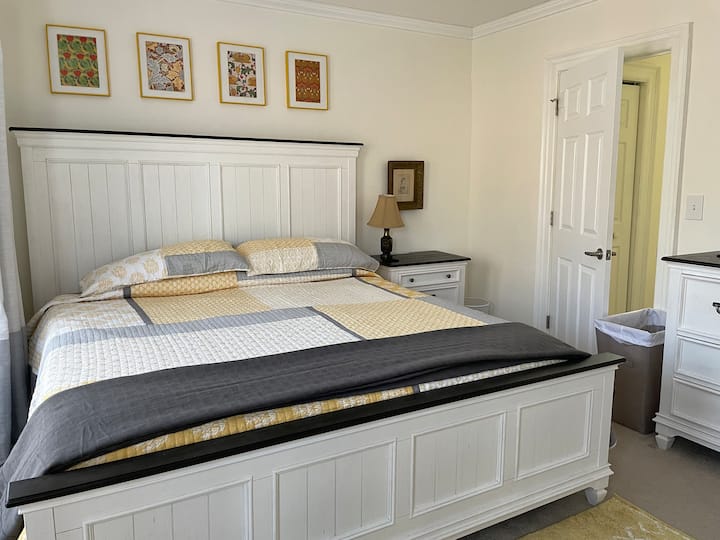 ห้องนอนใหญ่พร้อมฟูกนอนขนาดคิงไซส์